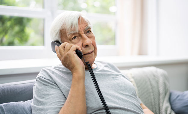 Le guide du téléphone fixe et portable pour personnes âgées