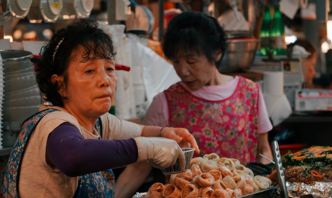 Dans les marchÃ©s corÃ©ens, des personnes-Ã¢gÃ©es tiennent des stands de nourriture