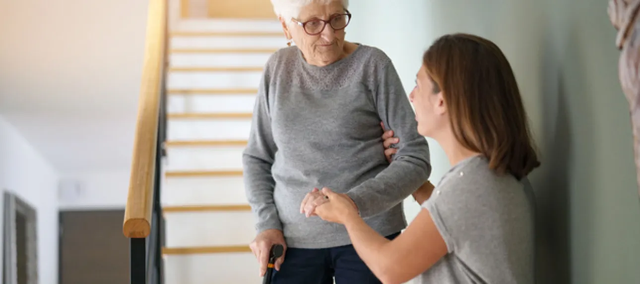 Senior dans un escalier