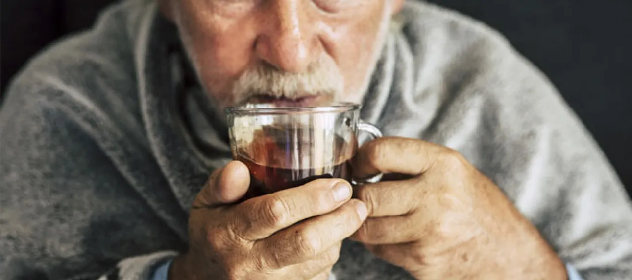 Personne âgée qui a froid