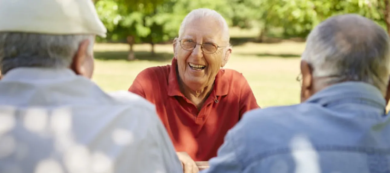 Un senior heureux qui vieillit bien