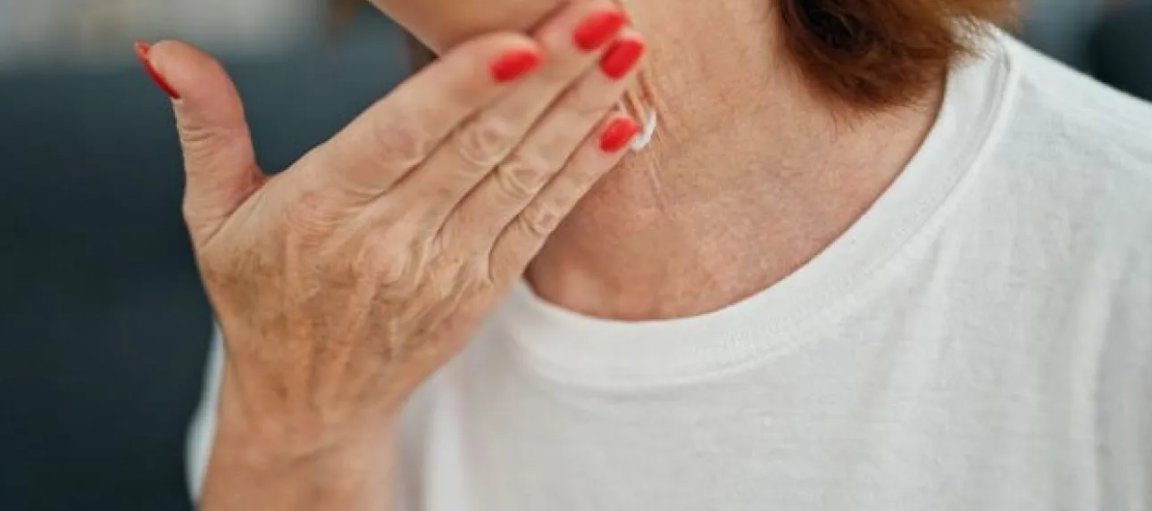 prendre soin de la peau des personnes agees vignette