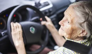 Personne âgée au volant