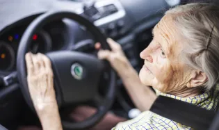 Senior en voiture