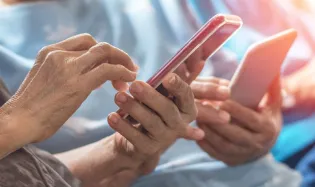 Téléphone portable pour personne âgée