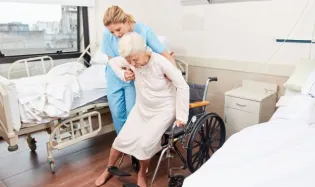 transfert du fauteuil au lit