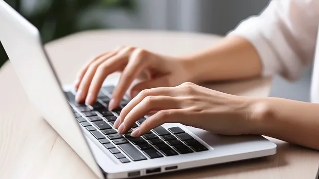 Mains sur un clavier