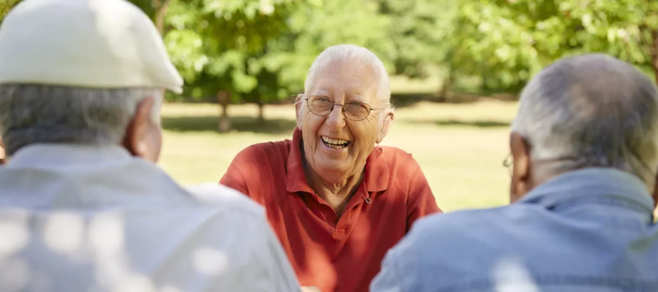 Un senior heureux qui vieillit bien