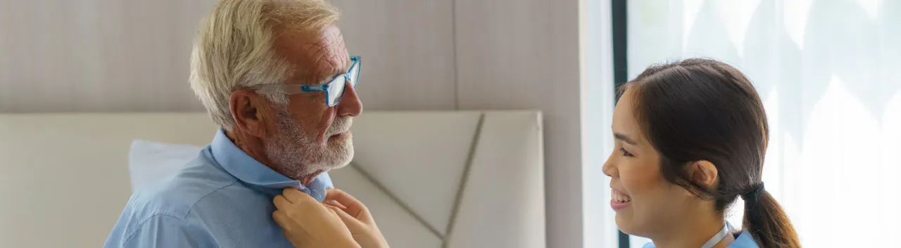Comment aider une personne âgée dépendante à s'habiller ou se déshabiller ?