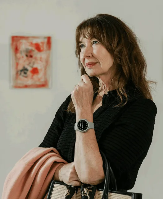 Femme âgée montre