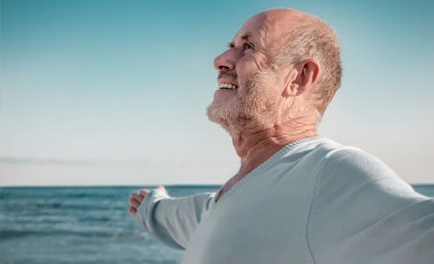 Senior heureux à la retraite