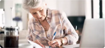 Femme déclarant ses impôts