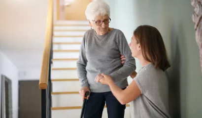 Senior dans un escalier