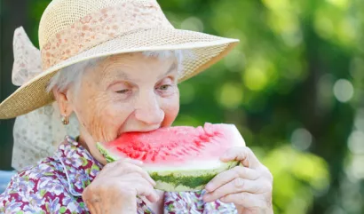 Personne âgée qui mange