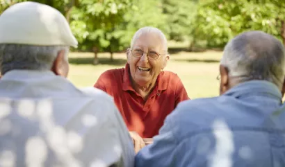 Un senior heureux qui vieillit bien