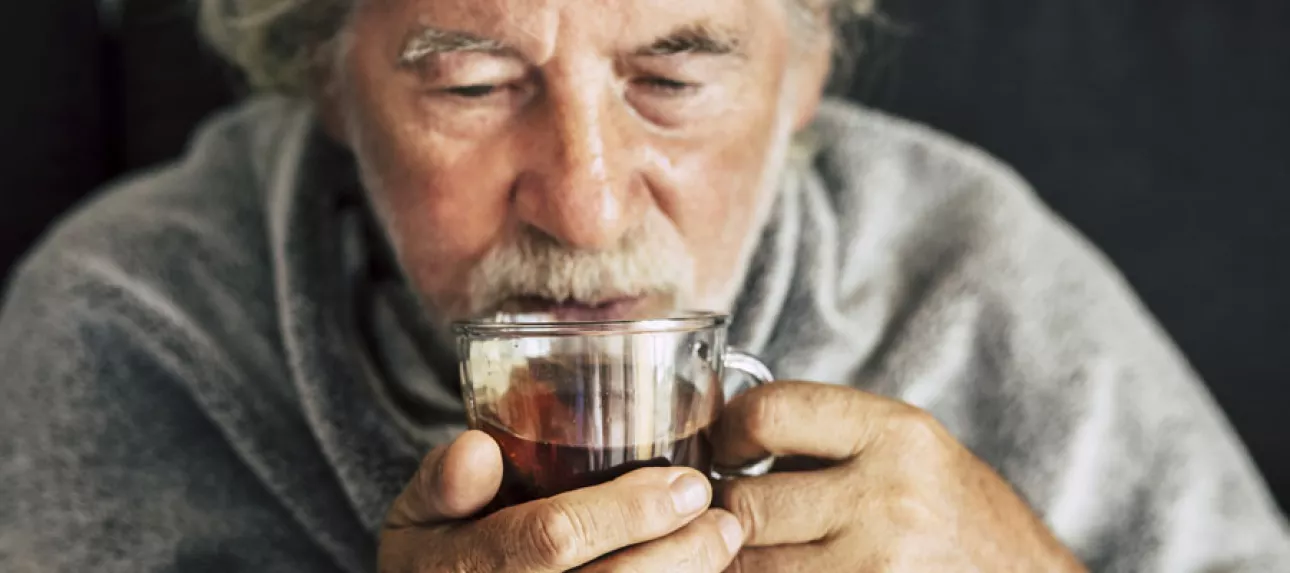 Personne âgée qui a froid