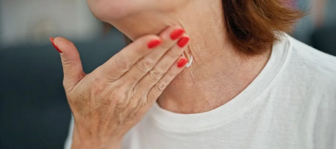 prendre soin de la peau des personnes agees vignette