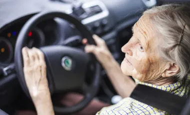 Personne âgée au volant