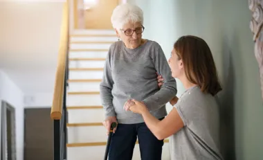 Senior dans un escalier