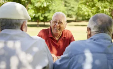 Un senior heureux qui vieillit bien